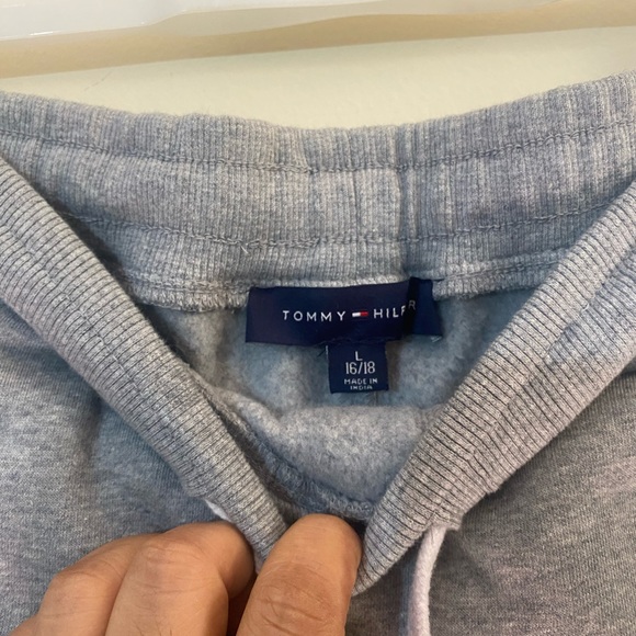 ⭕️sold⭕️Tommy Hilfiger Kids Heavy Fleece Track Pant in Grey Color - Picture 2 of 8